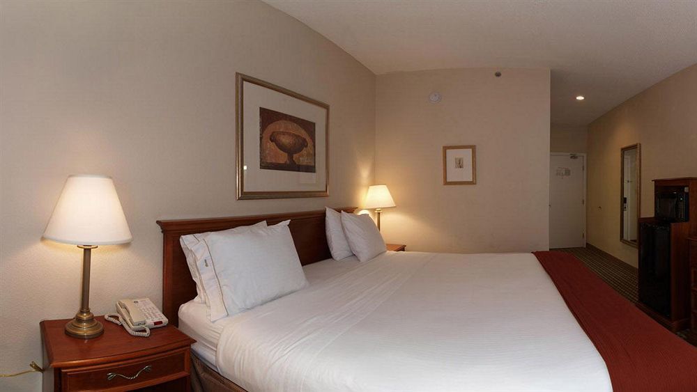 Baymont By Wyndham Cornelia Hotel Exterior photo