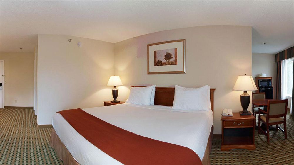Baymont By Wyndham Cornelia Hotel Exterior photo