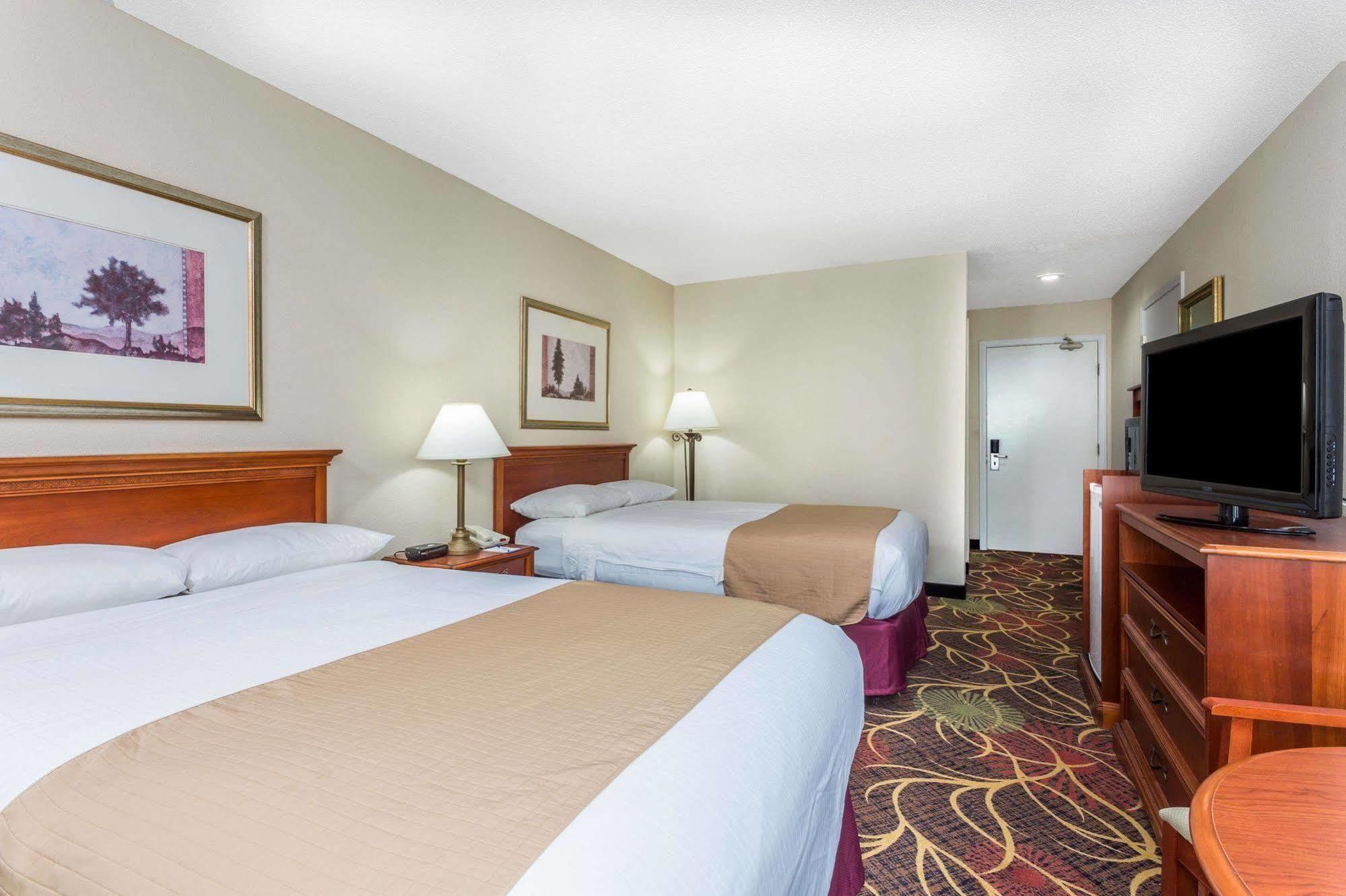 Baymont By Wyndham Cornelia Hotel Exterior photo