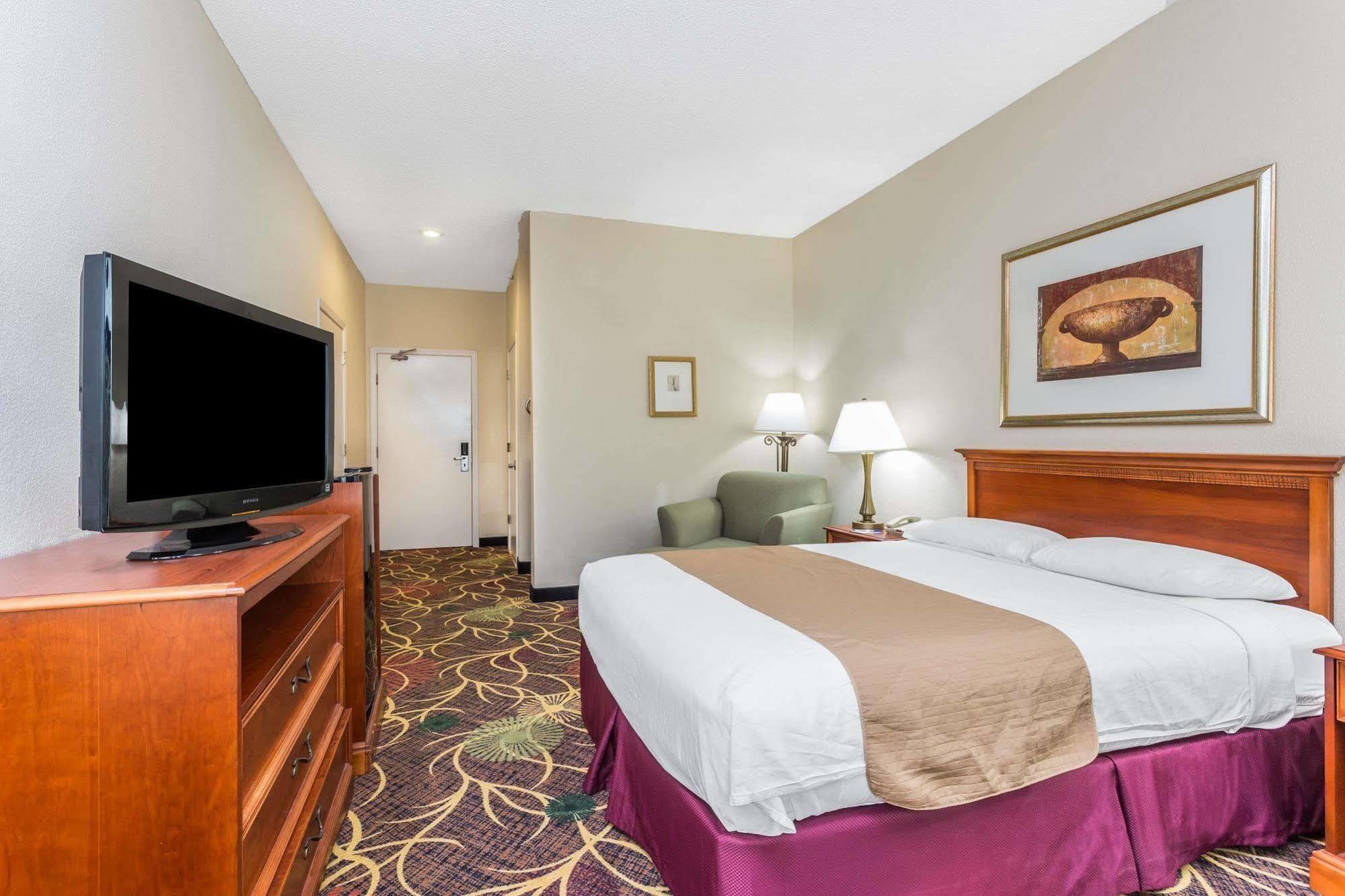 Baymont By Wyndham Cornelia Hotel Exterior photo