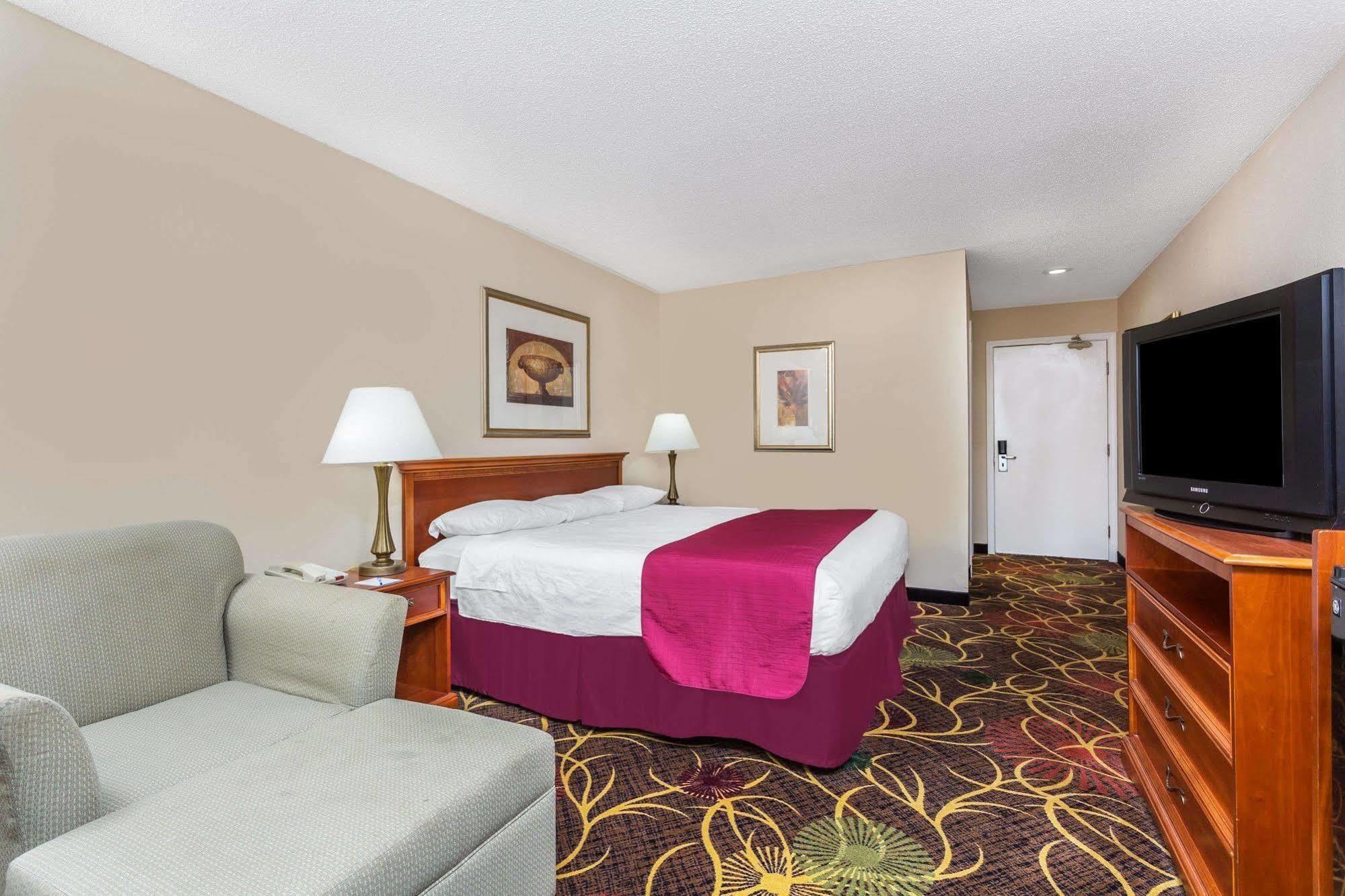 Baymont By Wyndham Cornelia Hotel Exterior photo