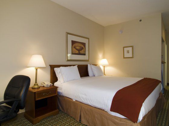 Baymont By Wyndham Cornelia Hotel Room photo